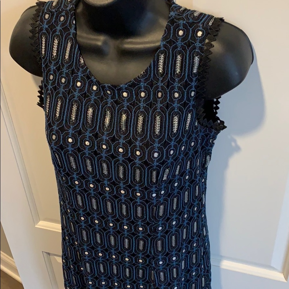 Sleeveless abstract lace dress